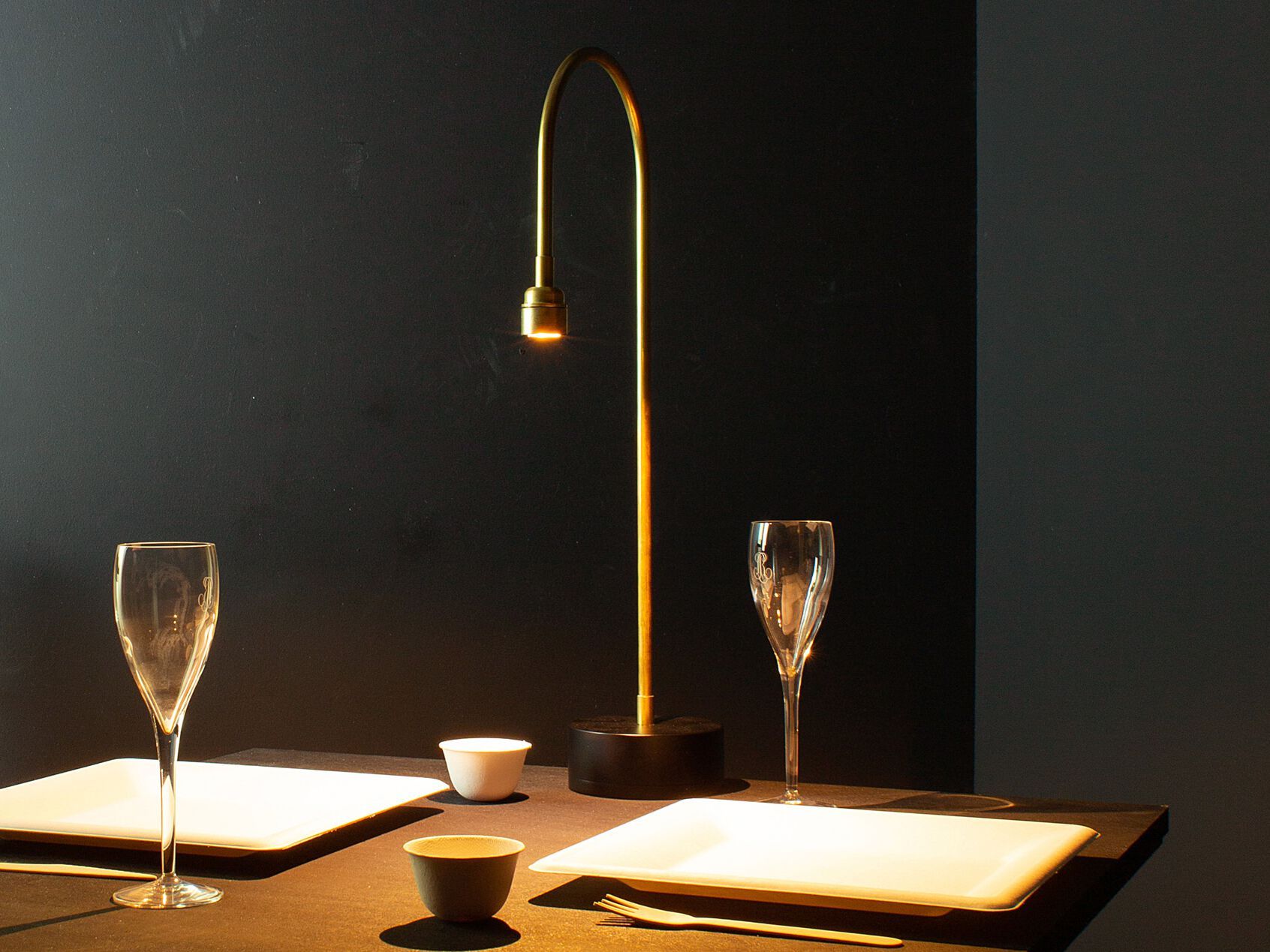 Латунная перезаряжаемая светодиодная настольная лампа Renzo Serafini FONTANA ARCH-00043082