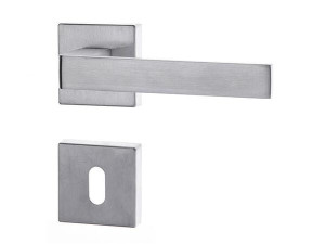 Алюминиевая ручка с насадкой на розетке