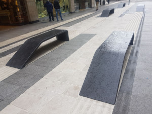 Скамейка без спинки из бетона и черного мрамора