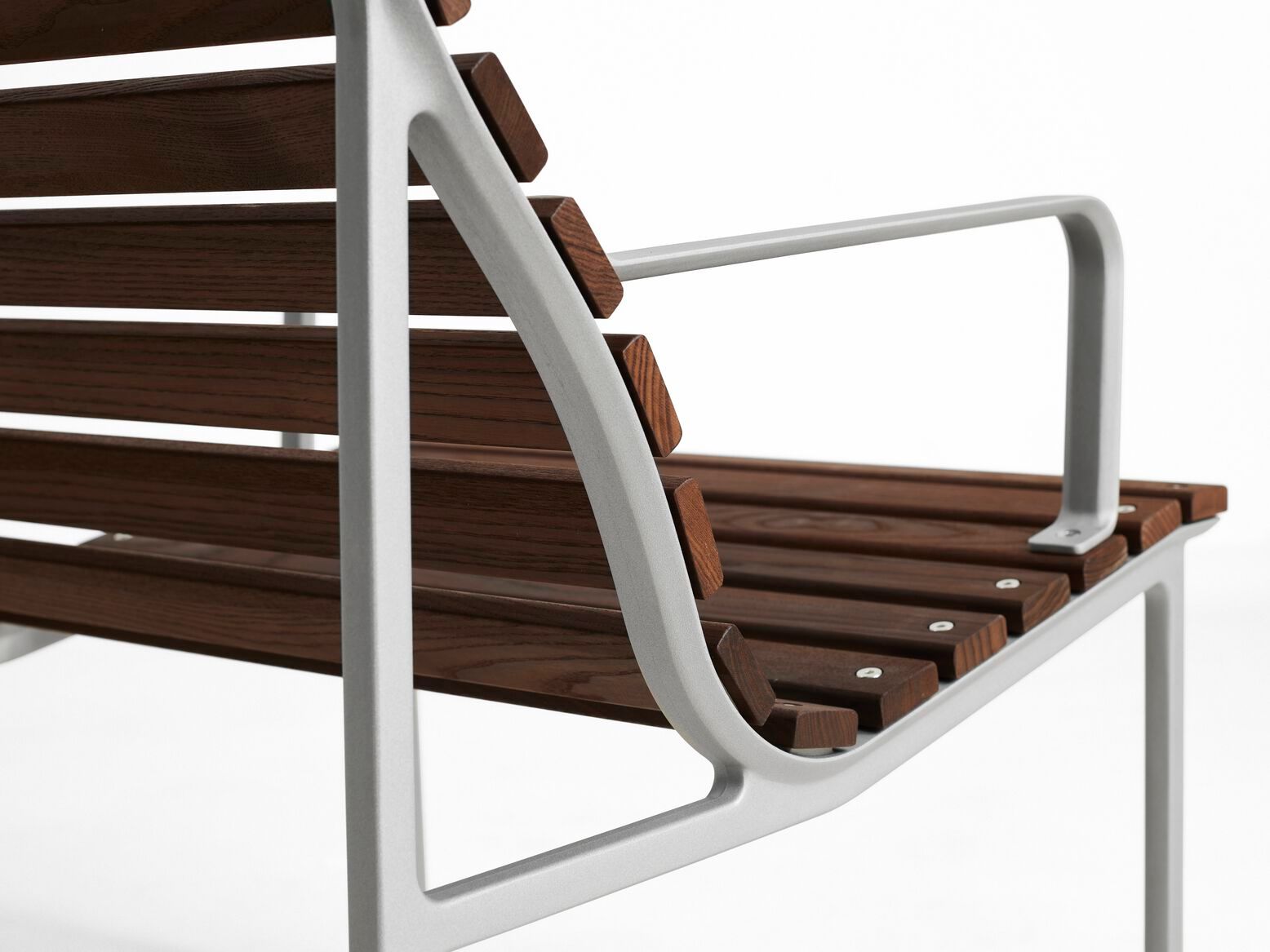 Садовая скамейка из ясеня с подлокотниками и спинкой Hay Траверс ARCH-00083375 - Вид №1