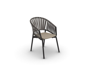 Садовый стул из ремней и смолы