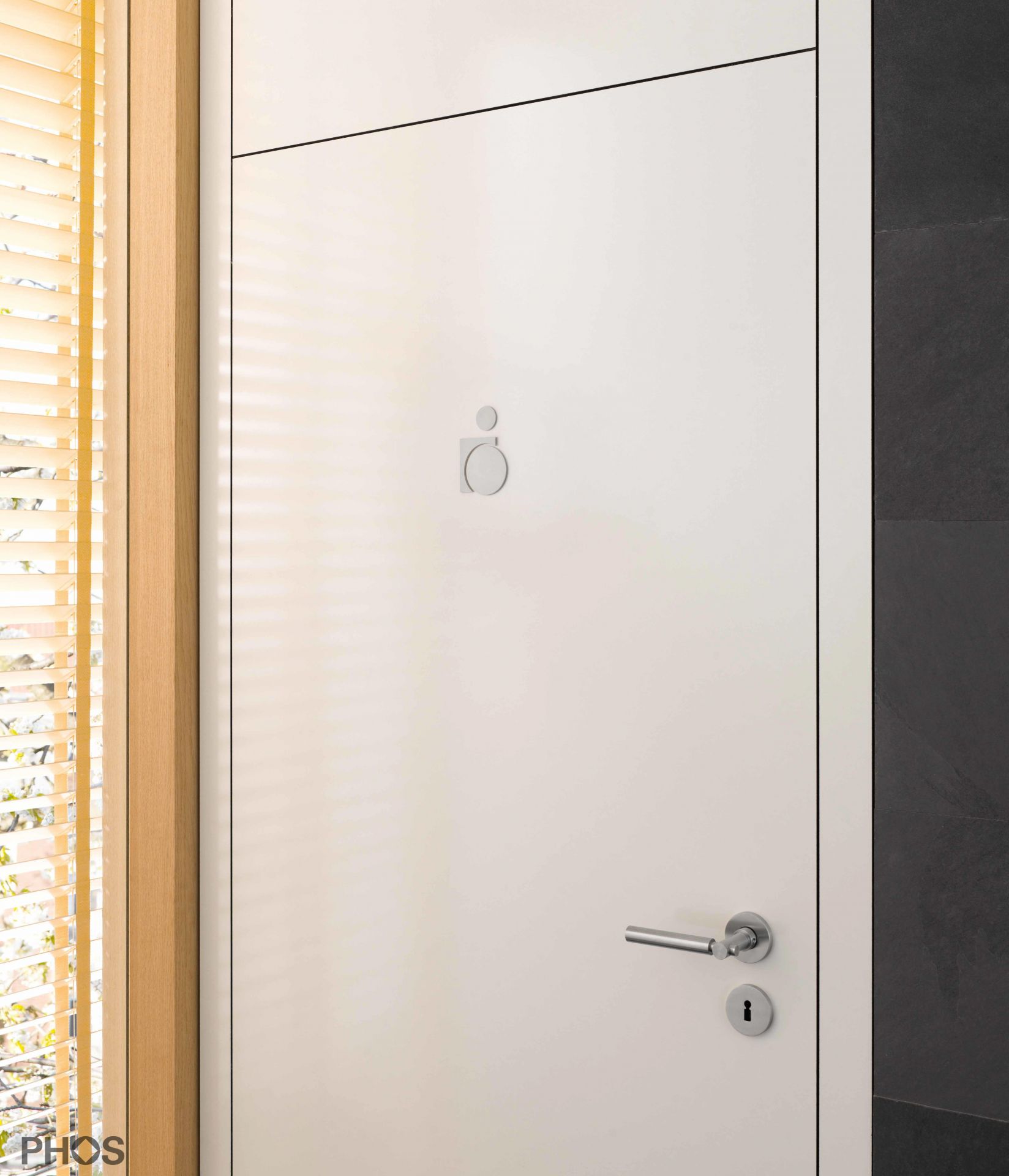 P0501 Пользователь инвалидной коляски с пиктограммой туалета, слева PHOS  - Вид №2