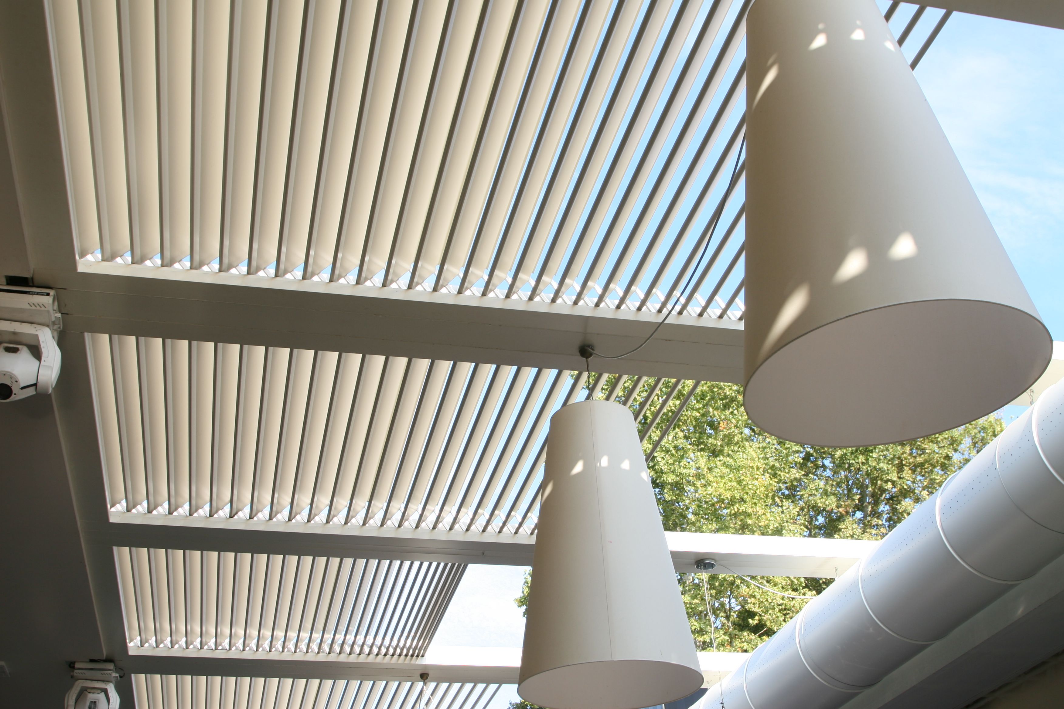 Пергола из алюминия с поворотными пластинами STUDIO 66 BLADE 180 ARCH-00037743 - Вид №35