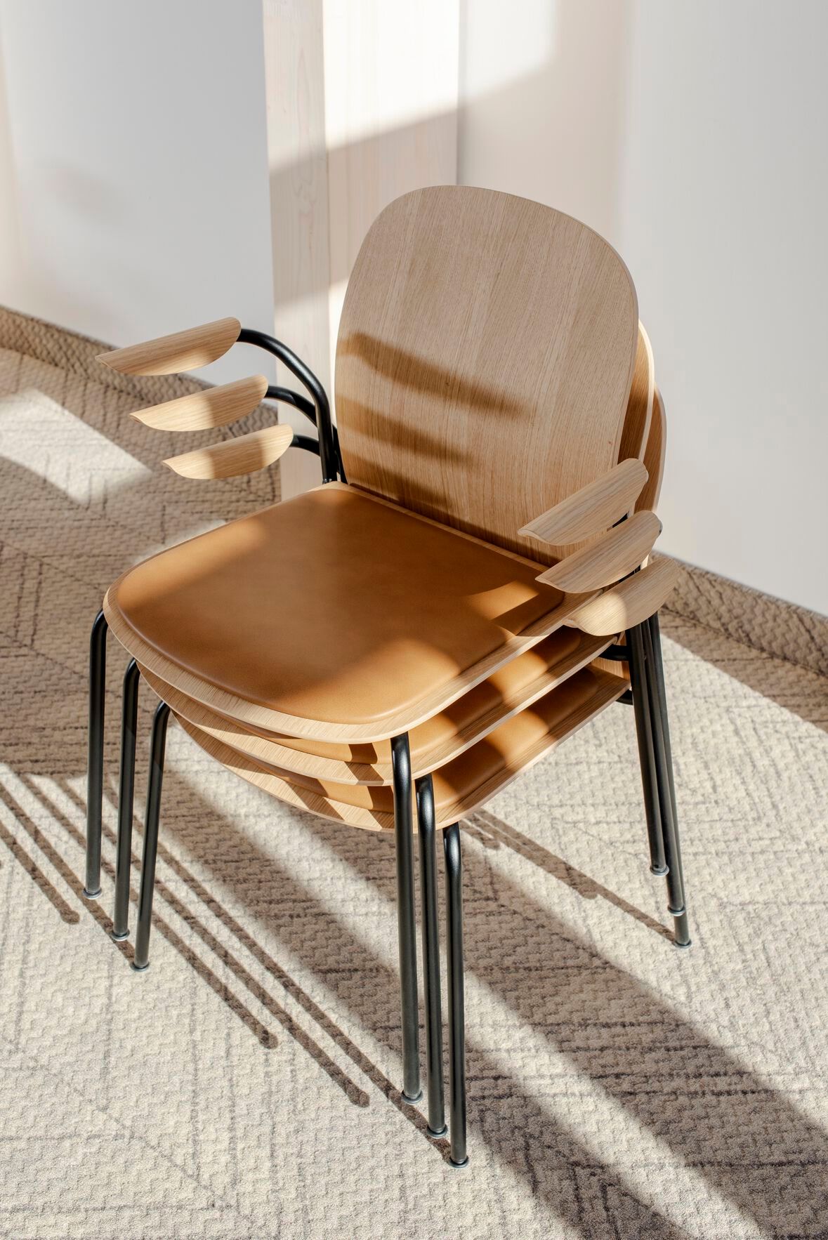 Штабелируемый стул из грецкого ореха с подлокотниками Gazzda Book ARCH-00126870 - Вид №18