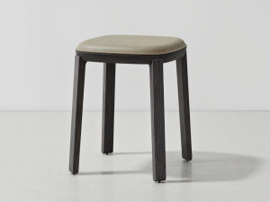 Низкий табурет из ясеня с мягким сиденьем