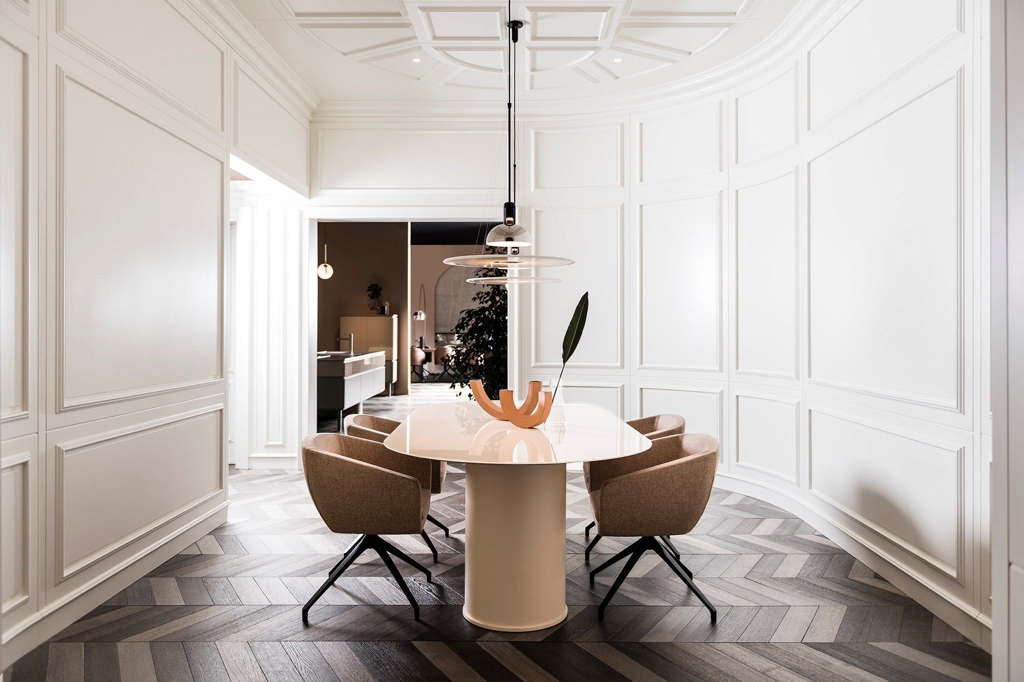 Стеклянный овальный стол с деревянными цилиндрическими опорами L'Ottocento архетип ARCH-00004996