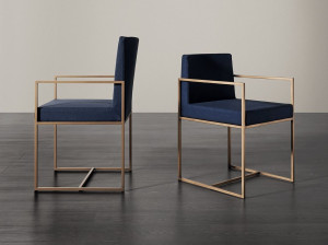 Мягкий тканевый стул с подлокотниками