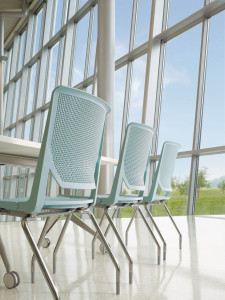 Тканевый стул для конференций с подлокотниками