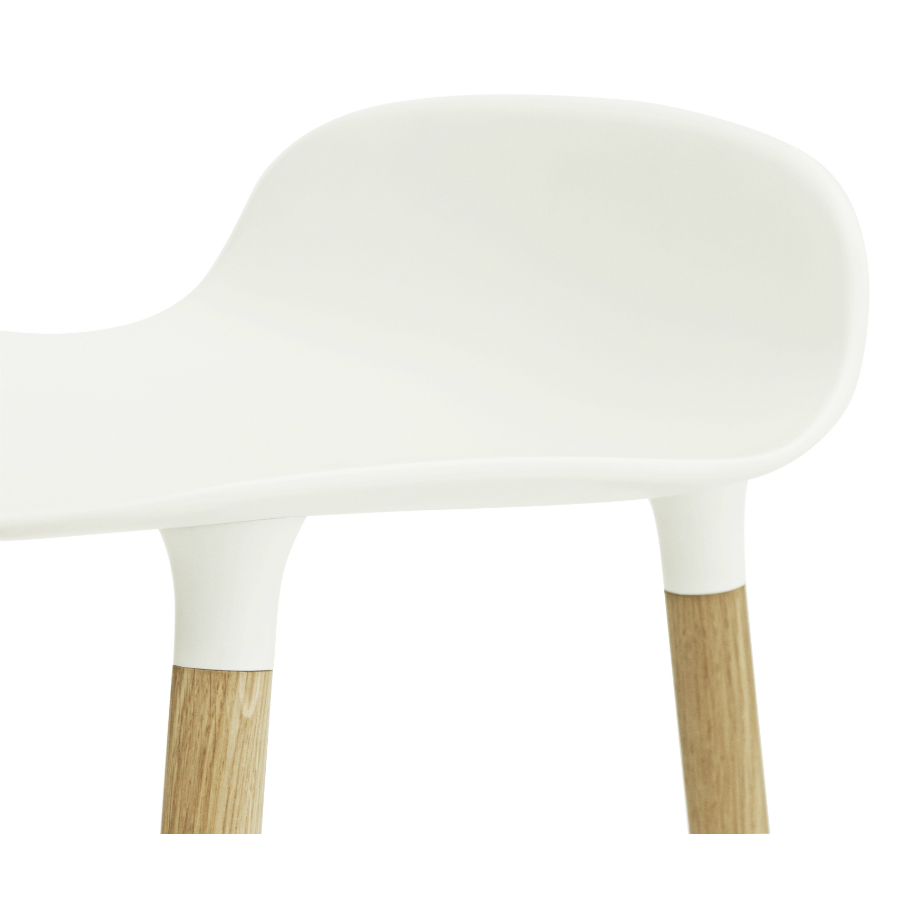 Барный стул Form с ножками из дуба 65 см, белый Normann Copenhagen 602780 - Вид №6