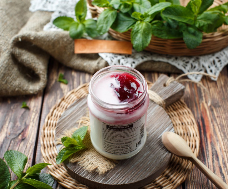 5904 Йогурт греческий 5% с вишневым вареньем Вкусляндия 