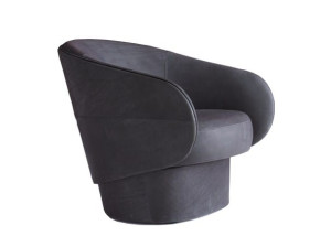 Кожаное кресло с подлокотниками