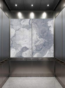 FSRT778 Интерьер лифта Levele-106 с основными панелями лайтплана из стекла vivistone pearl onyx, отделка pearlex +, без подсветки; большие акцентные панели из стекла vivichrome chromis с прослойкой синего цвета и отделкой pearlex +; небольшие акцентные па Forms-surfaces 