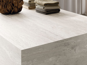 Кухонный топ из керамогранита с эффектом травертина