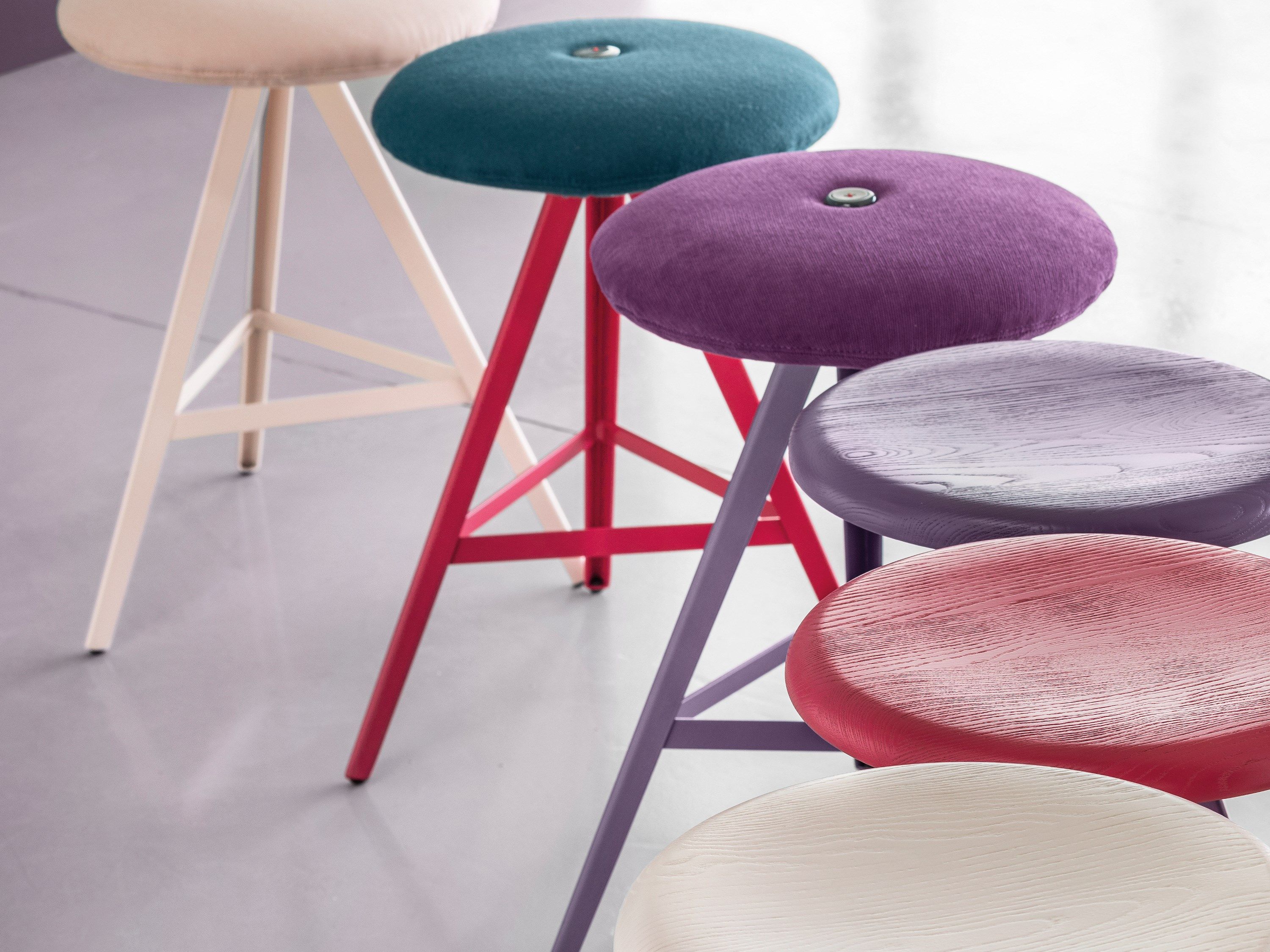 Низкий тканевый стул с подставкой для ног TrabA' Aky ARCH-00150746 - Вид №1