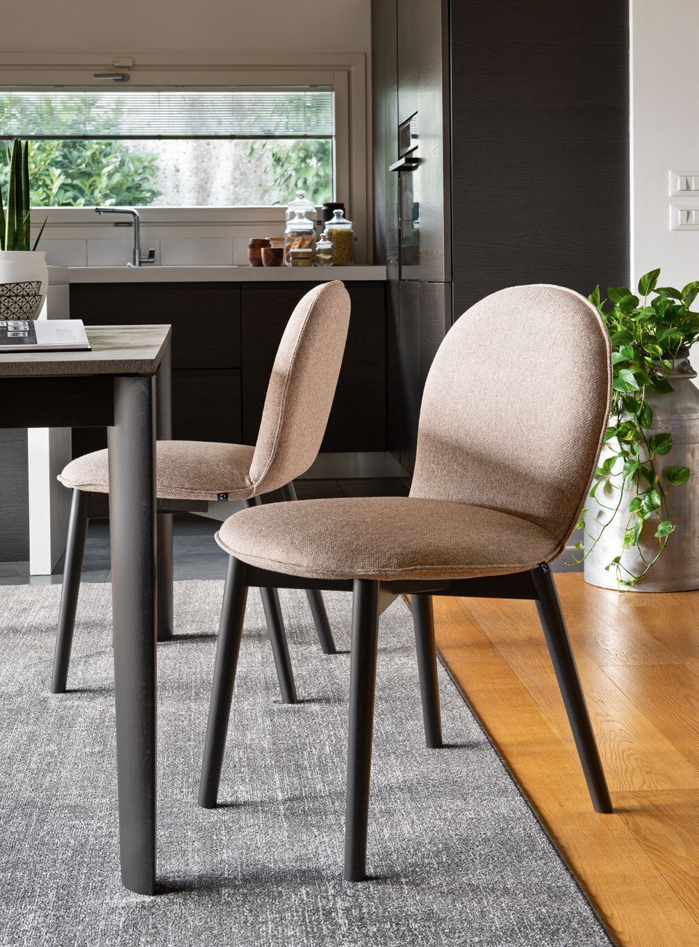 Тканевый мягкий стул с деревянными ножками Connubia Riley ARCH-00135066 - Вид №3