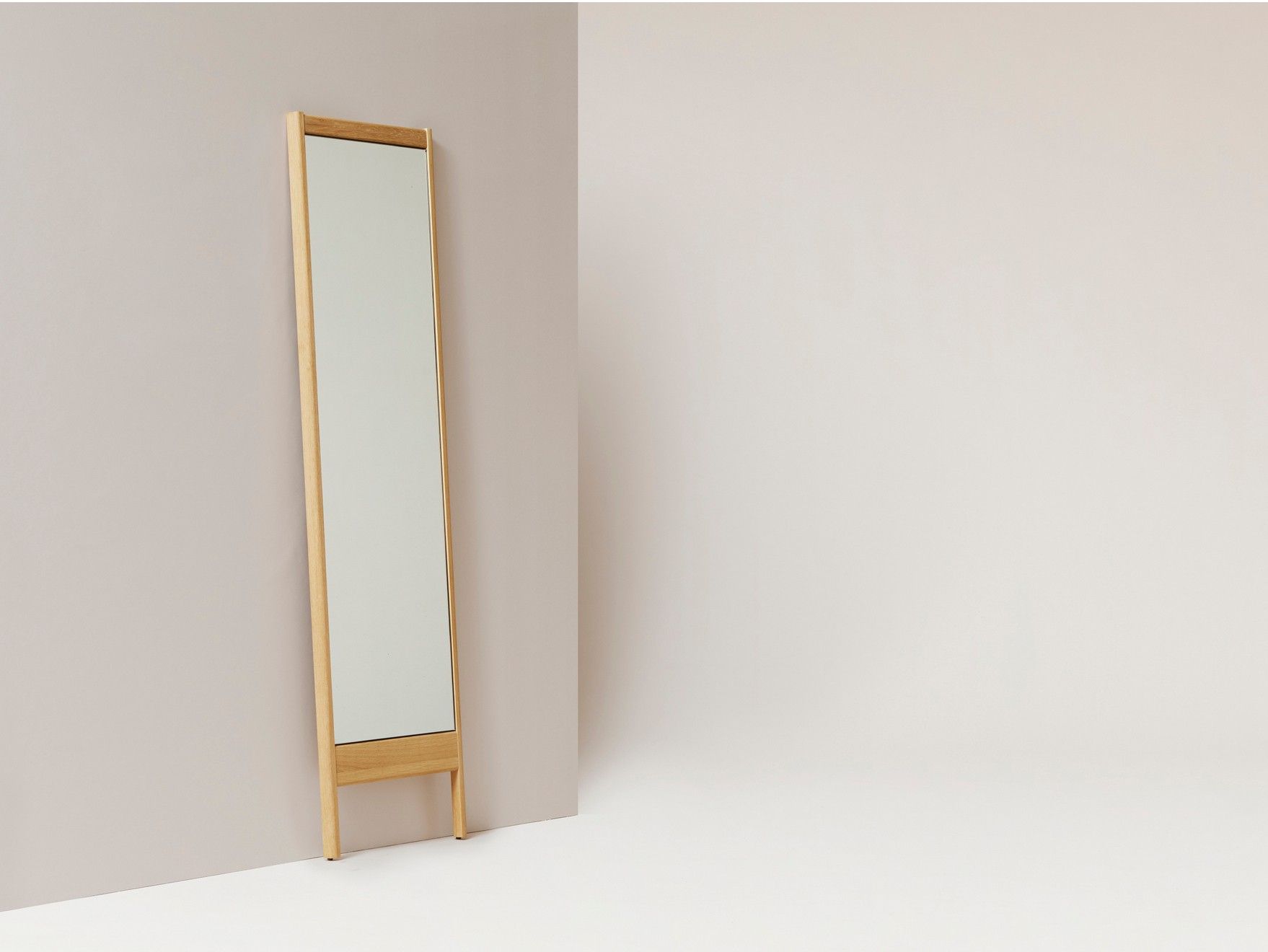 Напольное зеркало из дуба с рамкой Form & Refine a line ARCH-00068259 - Вид №1