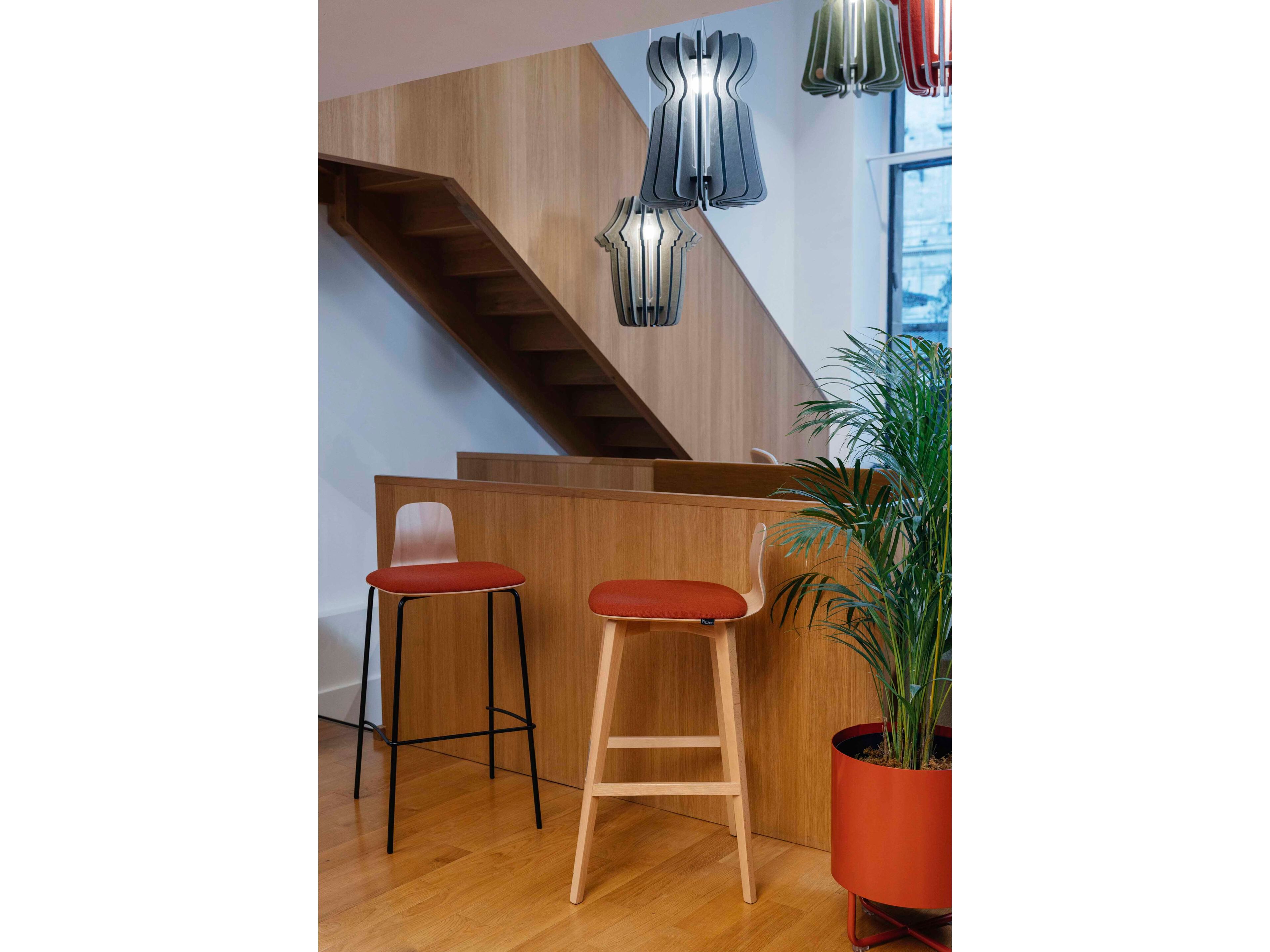 Барный стул из бука и металла с подставкой для ног SITLOSOPHY® Jay ARCH-00100802 - Вид №3