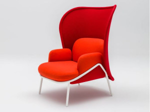 Тканевое кресло с высокой спинкой