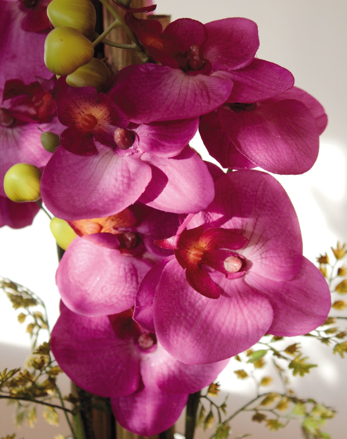 2767 490 a3 Пластиковая орхидея Phalaenopsis & bamboo в стеклянном горшке, 76 см, красно-черная H-andreas  - Вид №2