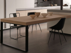 Деревянный кухонный стол