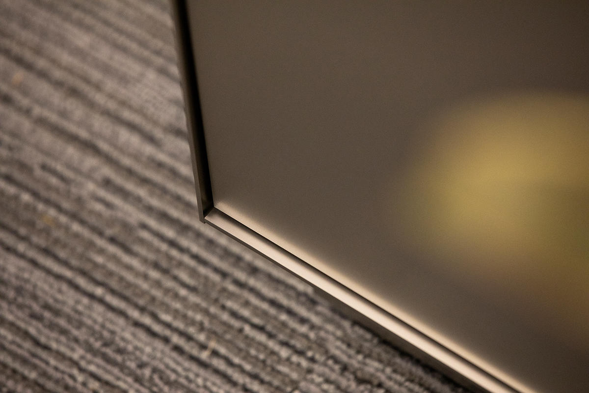 FSRT631 Деталь выравнивающей системы облицовки стен с панелями из вивистрата, слоями стекла в отражающей конфигурации с индивидуальным вытравленным рисунком и стандартной отделкой, а также выступами из нержавеющей стали в Frost Tower, Сан-Антонио, Техас F Forms-surfaces  - Вид №21