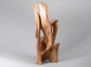 Высокий деревянный стул со спинкой