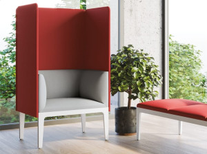 Тканевое кресло с высокой спинкой