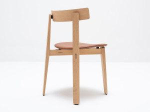 Мягкое кожаное кресло с открытой спинкой