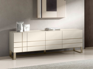 Деревянный шкаф с распашными дверями