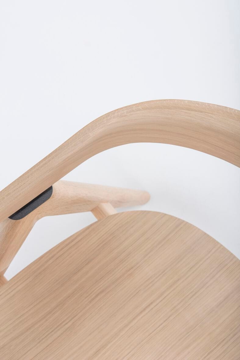 Дубовый стул с подлокотниками с открытой спинкой Gazzda Ava ARCH-00111958 - Вид №3