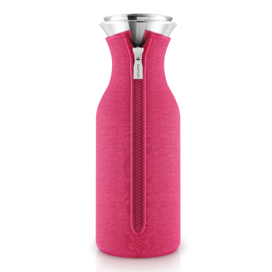 567983 Графин fridge в неопреновом текстурном чехле 1 л розовый Eva Solo 