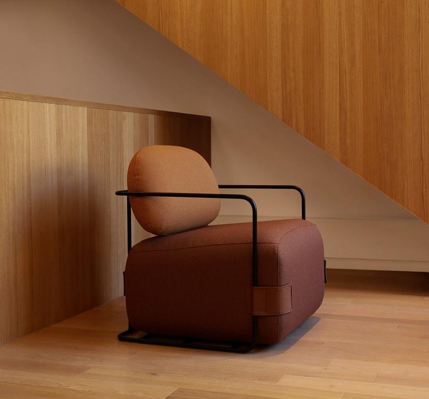 Marine Peyre Editions Кресло из переработанной ткани с подлокотниками Gabriel® sun-id-1452722 - Вид №1