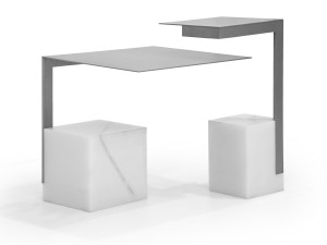 Квадратный стол для сервировки