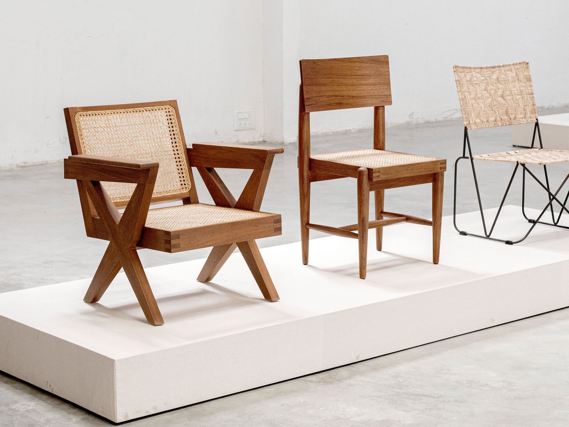 Кресло из тикового дерева с подлокотниками Phantom Hands Адитья Пракаш ARCH-00004268 - Вид №4