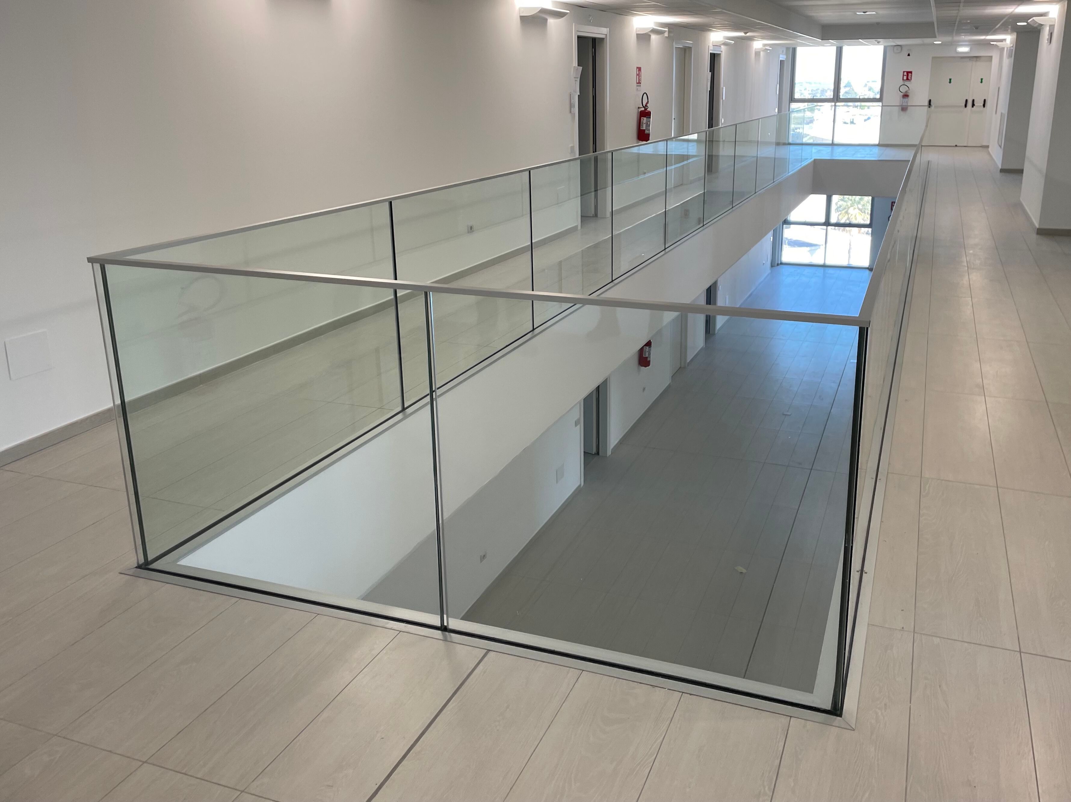 Стеклянный парапет для окон и балконов ALUVETRO система балюстрады GARDA ARCH-00040572