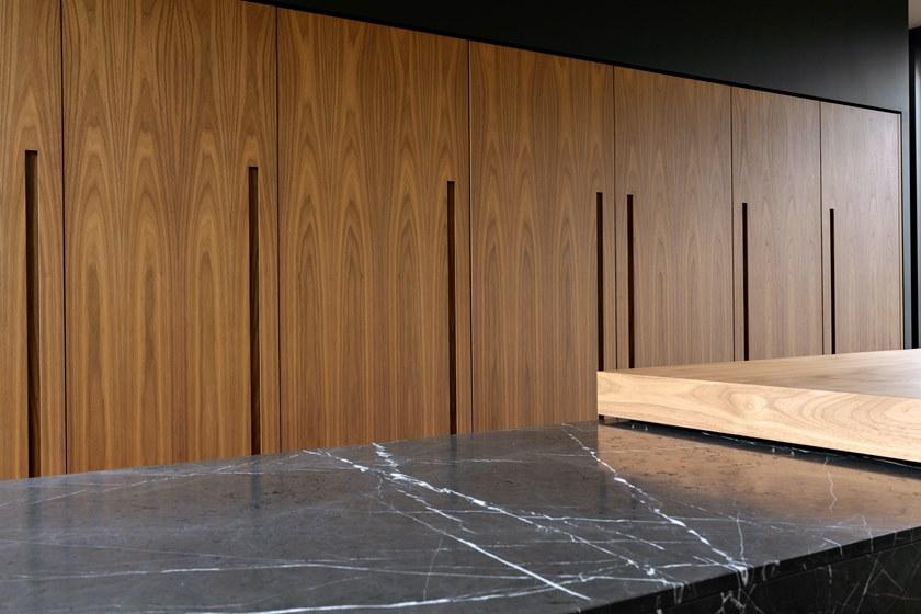 TM Italia Cucine Линейная кухня из орехового дерева каналетто и острова с раздвижной столешницей D90 sun-id-1509750 - Вид №13