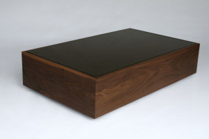 Низкий прямоугольный журнальный столик из дерева и стекла