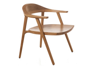 Стул из массива дерева с подлокотниками