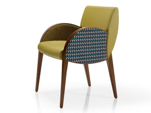 Тканевый стул с подлокотниками