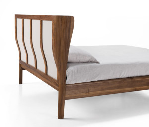 Двуспальная кровать из грецкого ореха