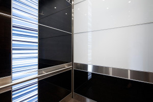 FSRT805 Интерьер лифта Levele-107 с индивидуальной компоновкой панелей; панели для лайтпланов из стекла vivispectra elements с индивидуальной прослойкой синего цвета юкки и стандартной отделкой; панели из стекла vivispectra elements с прослойкой из чёрног