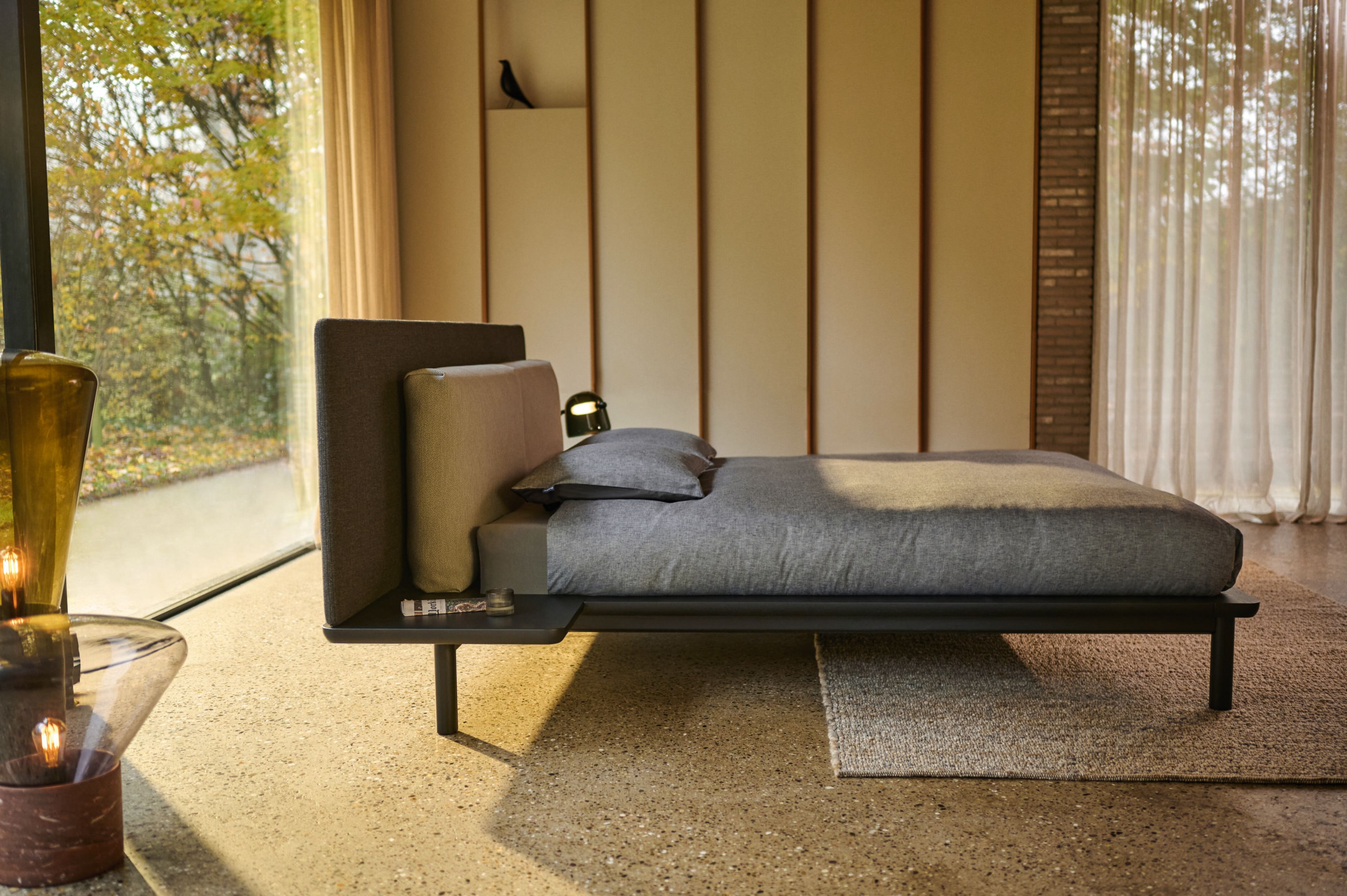 Двуспальная кровать из массива дерева и ткани со встроенными тумбочками Auping NOBLE ARCH-00145904 - Вид №7