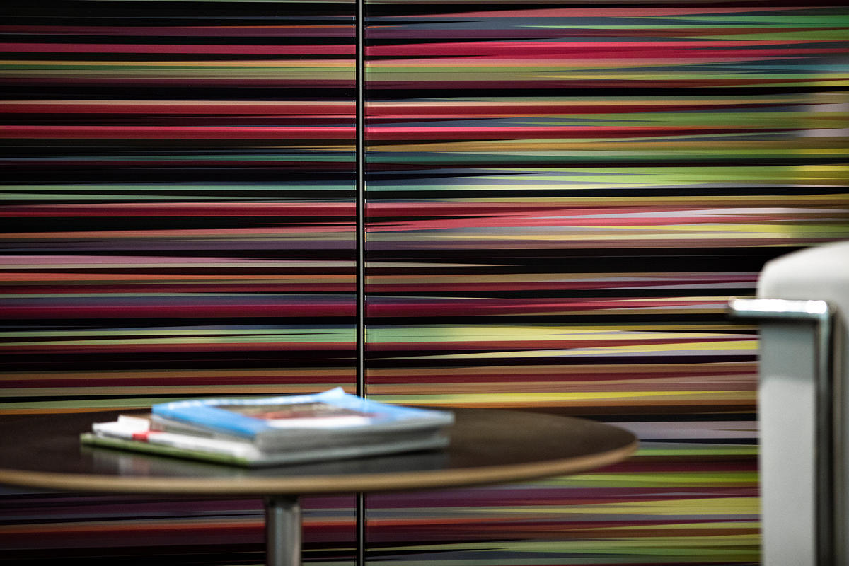 FSRT648 Система обшивки стен Levelr с панелями из вивихромного хромового стекла с прослойкой индивидуального цвета, показанная в конфигурации «отражающий» с отделкой pearlex +, нержавеющая сталь с отделкой «горный хрусталь» и открывающиеся ребра из нержав Forms-surfaces  - Вид №13