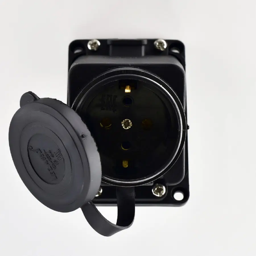 Розетка наружной установки накл. с заглушкой 2Р+РЕ 1х16А 220-240V черный LEZARD 106-0400-0104