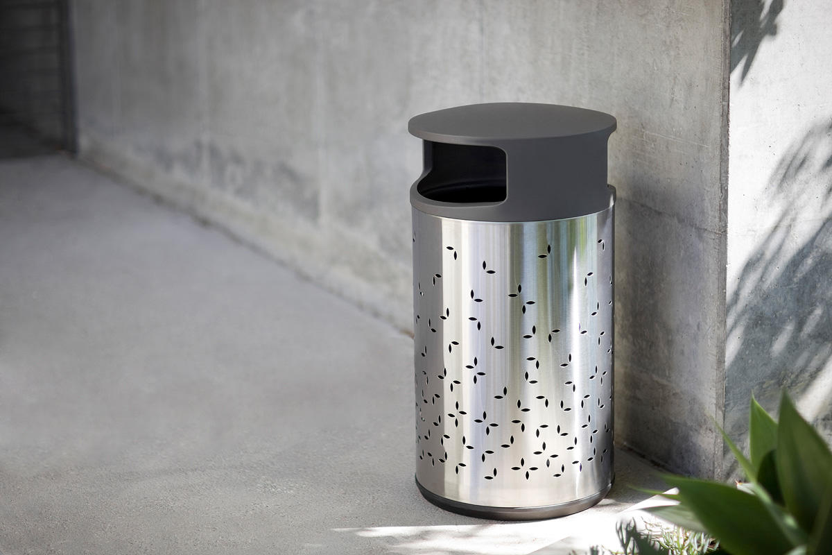 Универсальный контейнер для мусора и утилизации, 36 галлонов, верхнее отверстие, трехпоточный, изображение "бутылки и банки" на синем фоне, изображение "бумага" на синем фоне, "мусор" на сером фоне и корпус из нержавеющей стали с сатинированной отделкой F Forms-surfaces FRMR194 - Вид №14