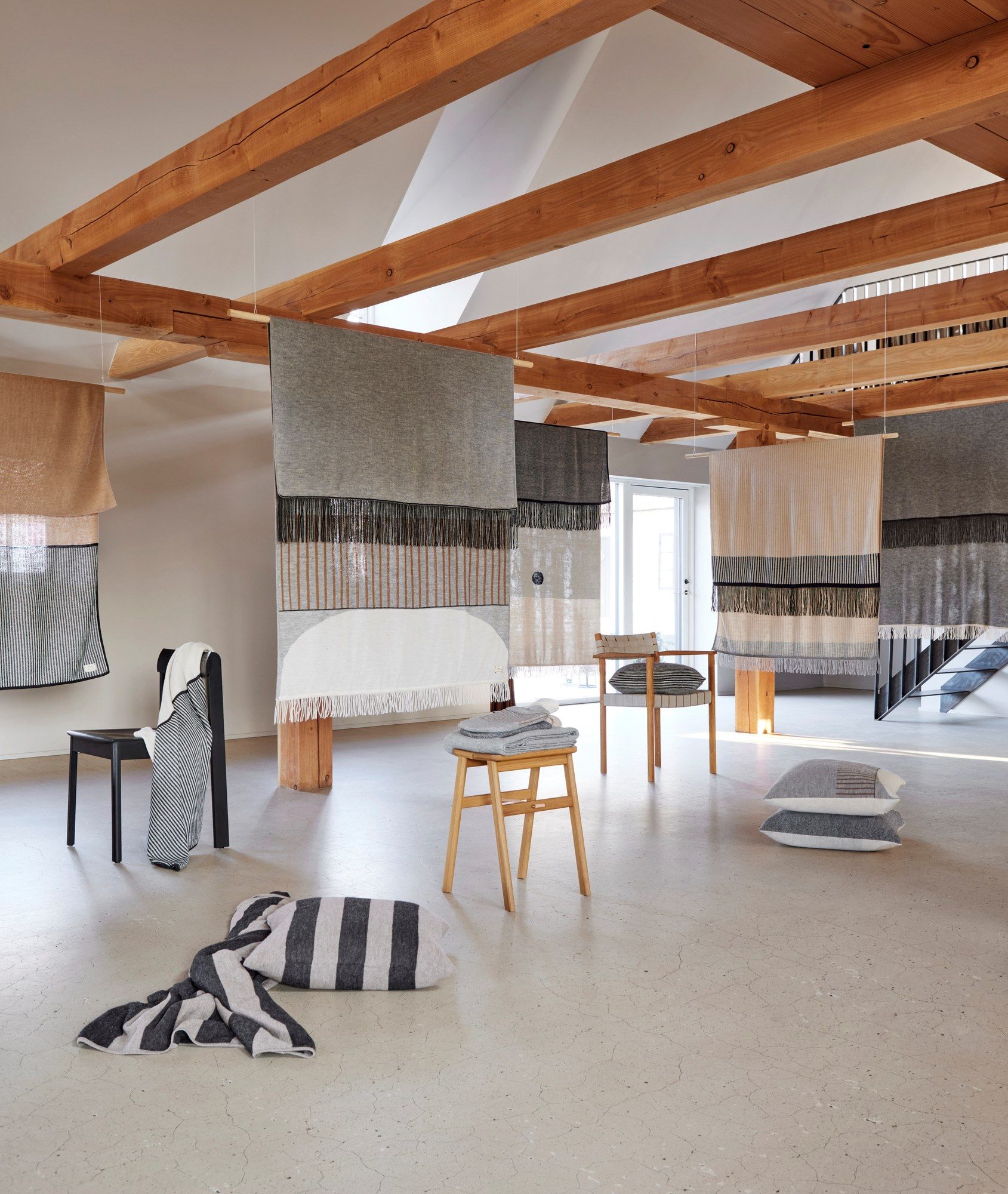 Плед с графическим рисунком из альпаки Form & Refine Aymara ARCH-00079275 - Вид №7