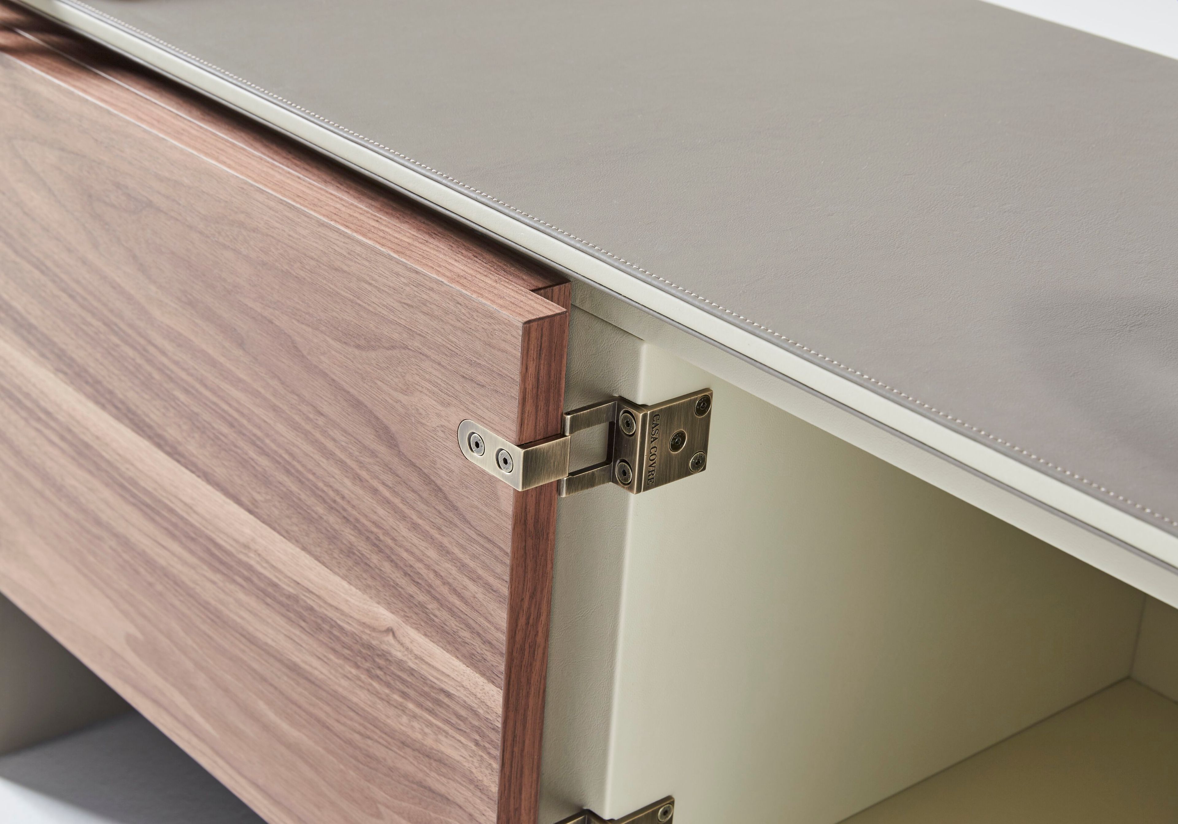 Деревянный шкаф с кожаной обивкой Casa Covre Лидо ARCH-00067071 - Вид №9