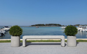 Садовая скамейка из пеперино