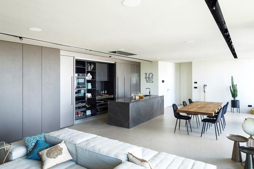 TM Italia Cucine Кухня с островом и системой коринфских каменных стен D90 sun-id-1462370 - Вид №1