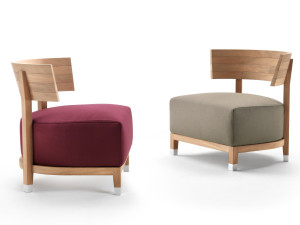 Кресло из дерева и ткани